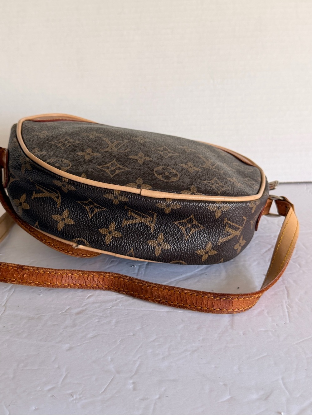 Louis Vuitton Vintage Monogram Round Shoulder Bag in Brown and Tan - Picture 4 of 9